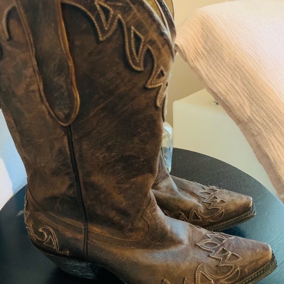 Cavenders Rustic Look - Picture 2 of 3